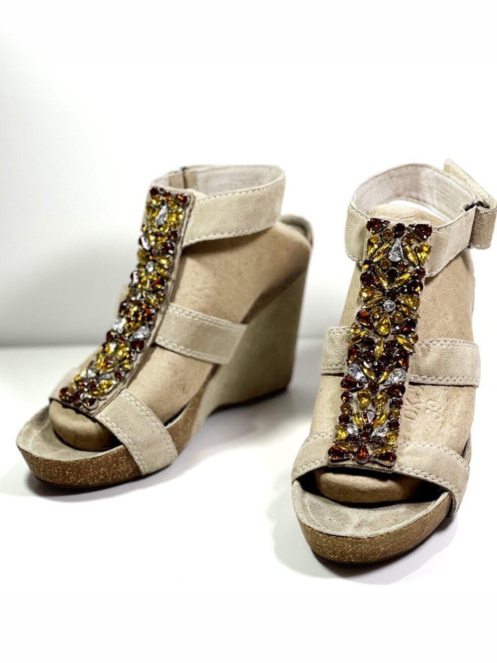 APEPAZZA Francesca Suede Wedge Sandals Beige Jeweled T-Strap Resort Size 7
